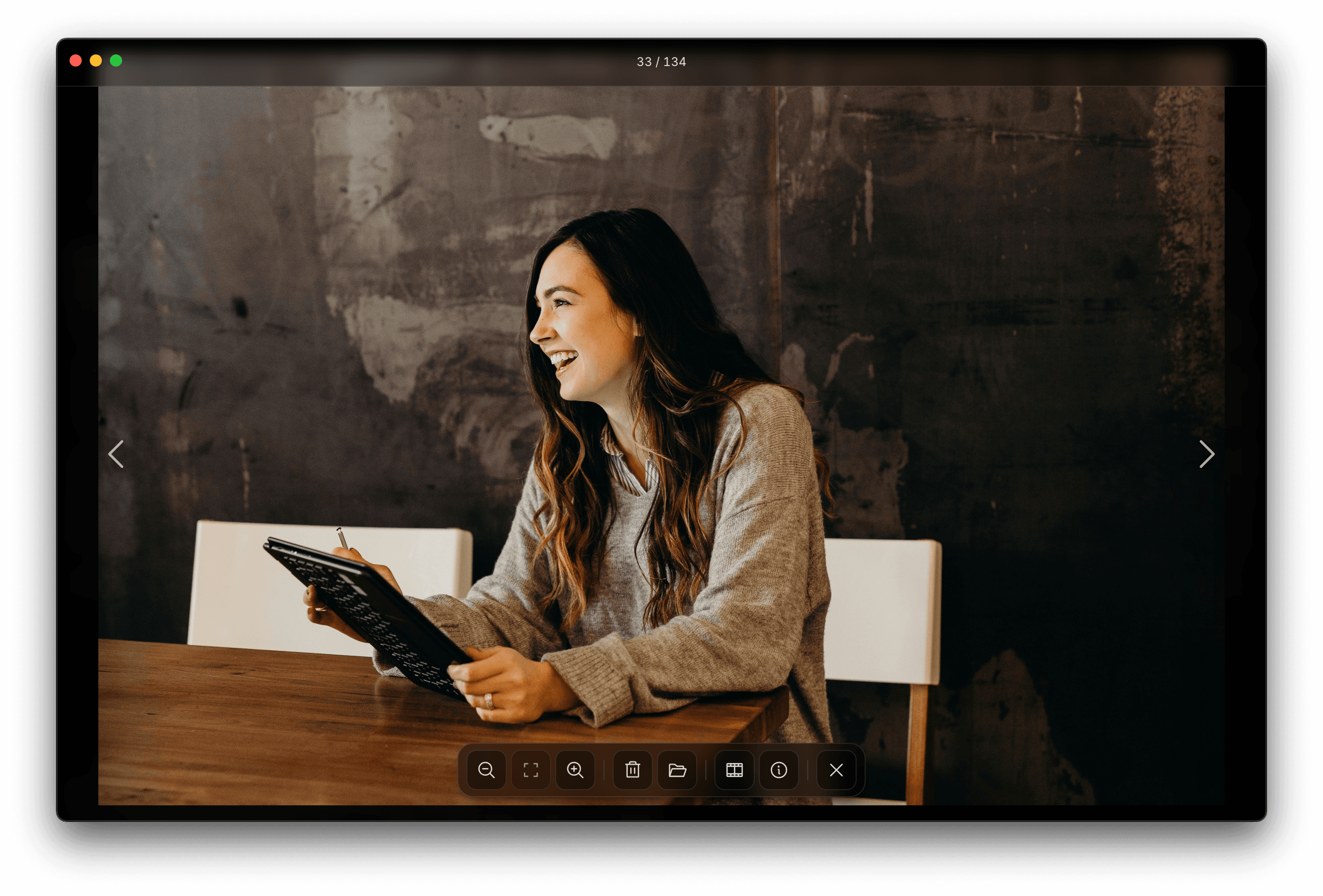 PhotoView fullscreen viewer with navigation arrows and toolbar